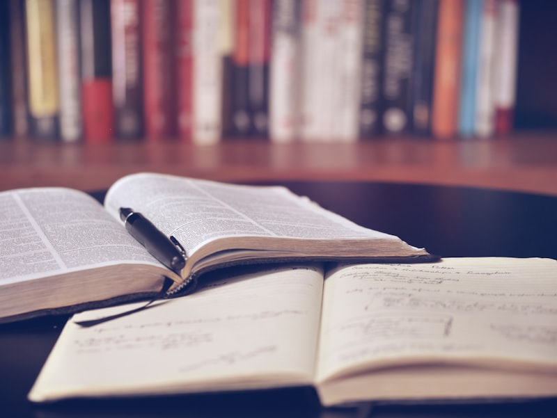 建築の参考書とノートを広げた勉強机
